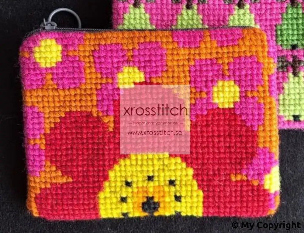 Egendesignat korsstygn mönster broderi stor blomma i retrostil med små blommor svensk design sy egna små börsar av dom 