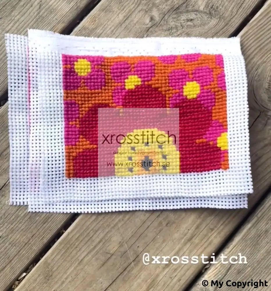 Egendesignat korsstygn mönster broderi stor blomma i retrostil med små blommor svensk design 