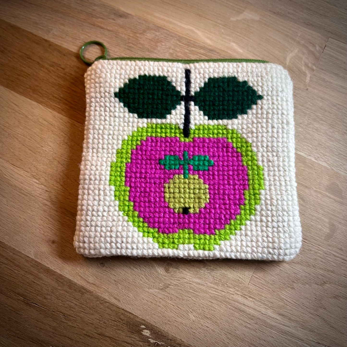 nysydd broderad börs med äpple i retrostil