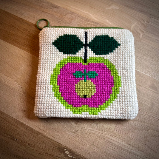 nysydd broderad börs med äpple i retrostil
