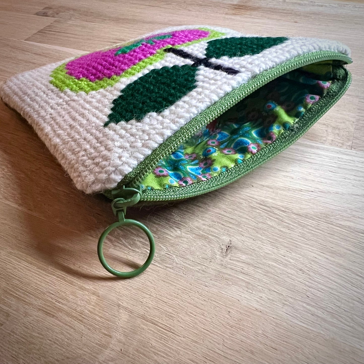 nysydd broderad börs med äpple i retrostil