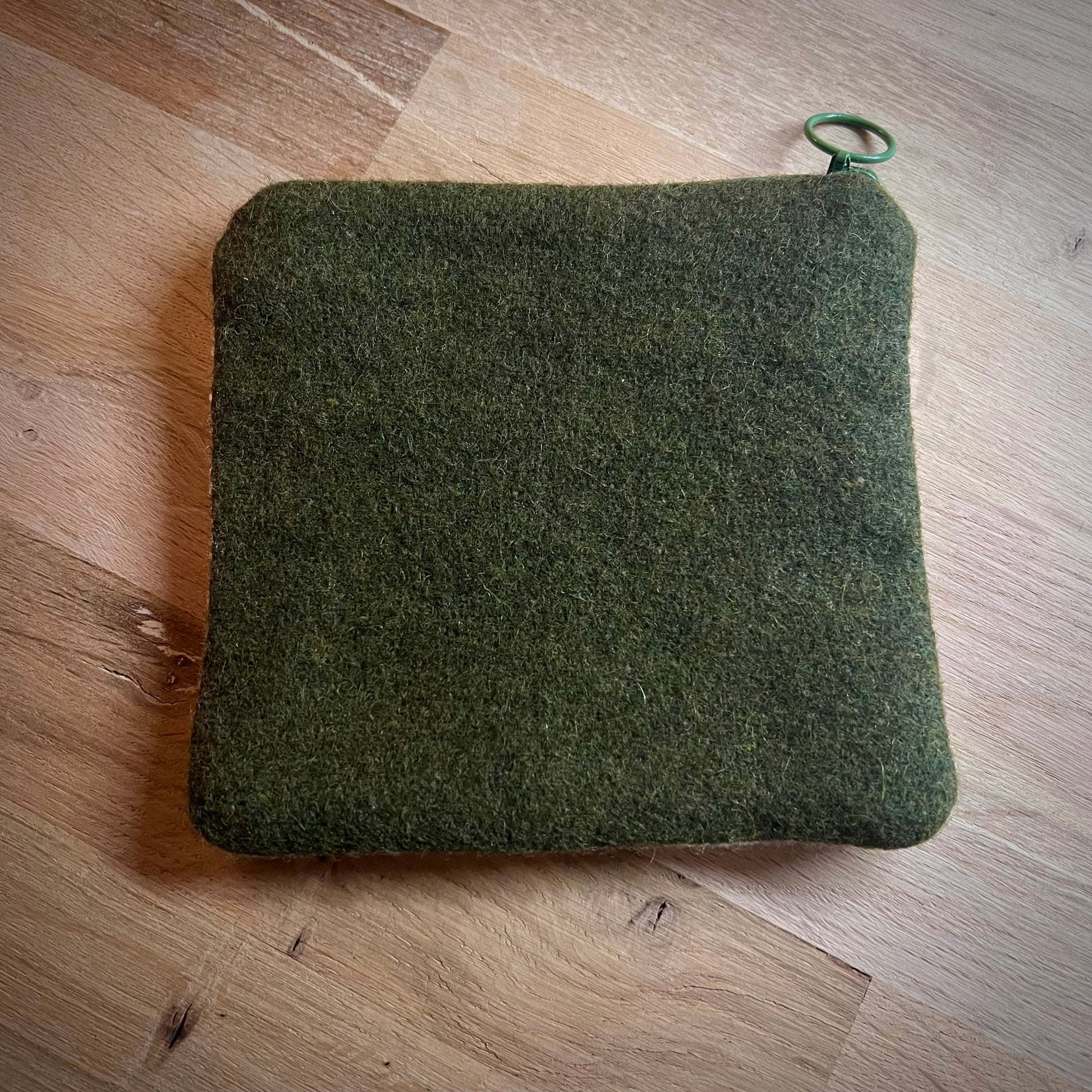 nysydd broderad börs med äpple i retrostil