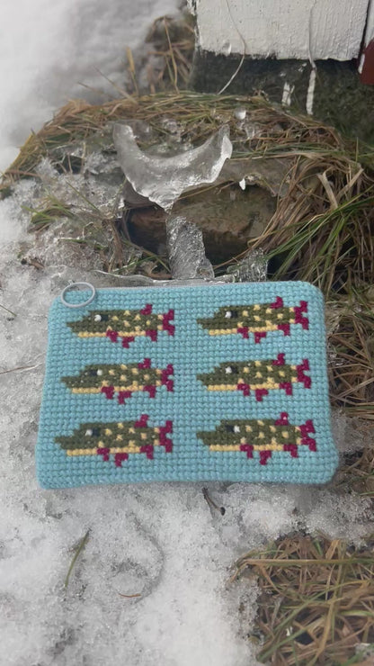 Handgjord unik börs, ”gäddgänget” ljusblå 15x10,5cm